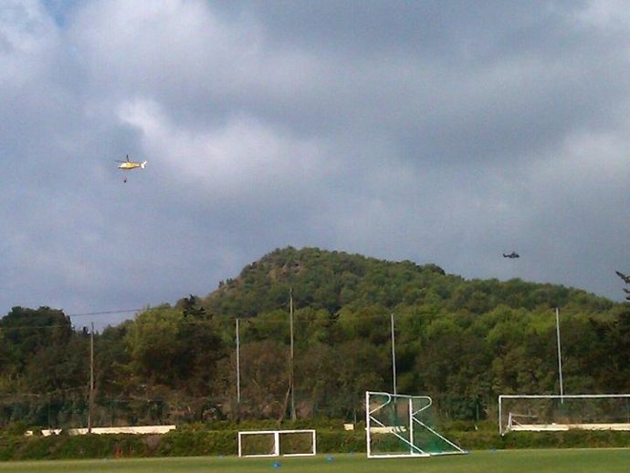 Campo De Fútbol De La Manga Club Con Helicópteros De Extinción Al Fondo