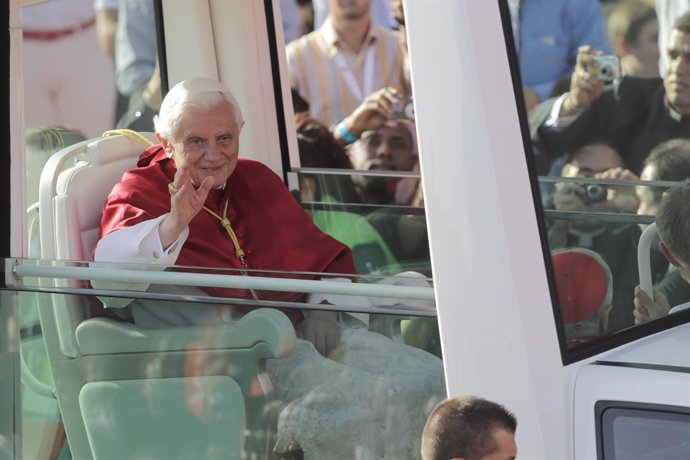 El Papa Benedicto XVI En El Papamovil Por Madrid (JMJ)