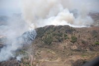 El incendio de Atamaría continúa estabilizado y su perímetro sigue controlado por efectivos aéreos y terrestres