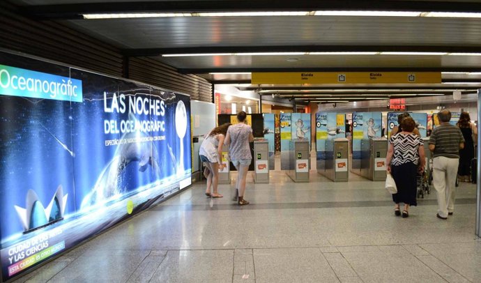 Publicidad En El Mobiliario De Una Estación De FGV