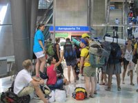 El aeropuerto de Barajas se llena de peregrinos extranjeros que vuelven a casa