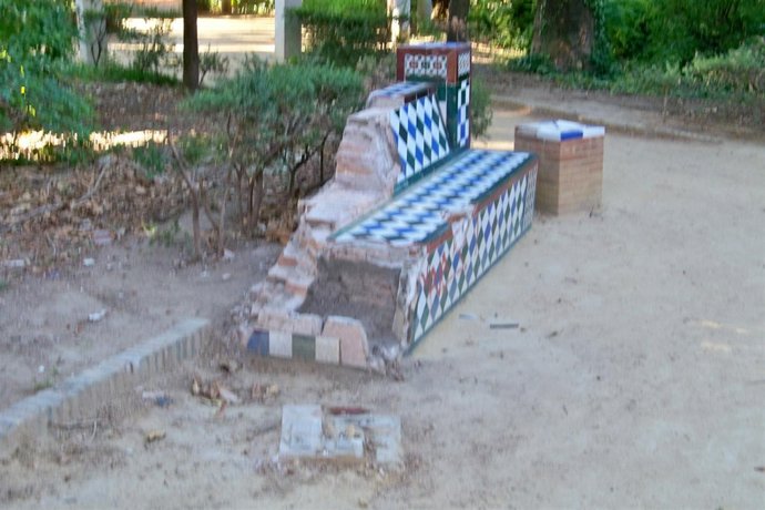 Banco De Cerámica Destruido Por El Vandalismo