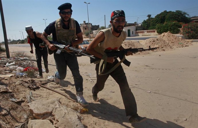 Rebeldes Libios Combaten En Trípoli