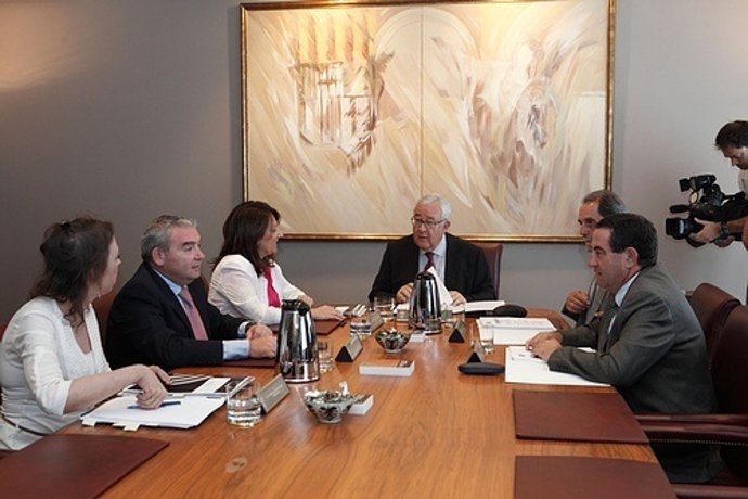 Mesa De Las Cortes De Aragón