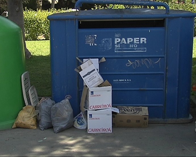 Contenedores Con Basura Dispersa En Roda De Barà