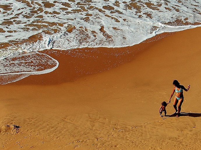 Madre y Bebe En La Playa