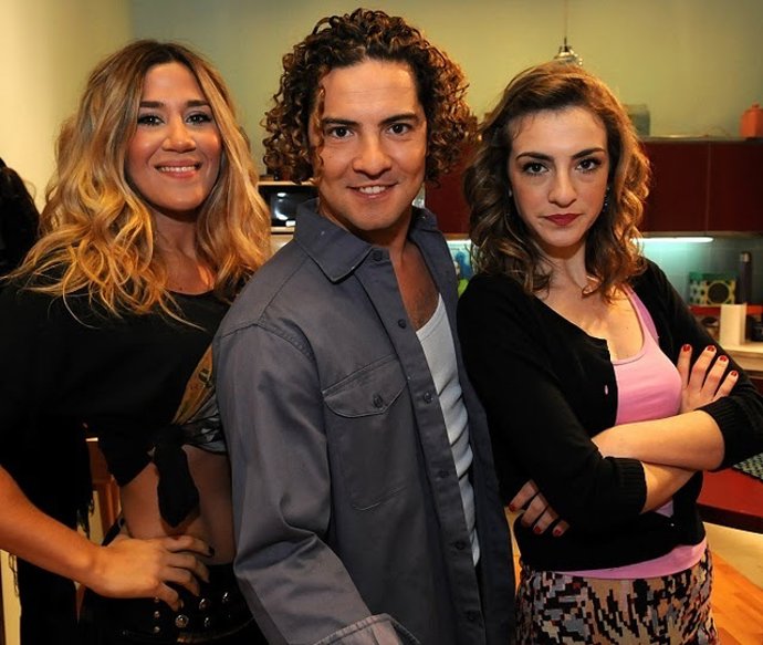 David Bisbal Con Dos Protagonistas De La Serie Argentina 'Los Únicos'