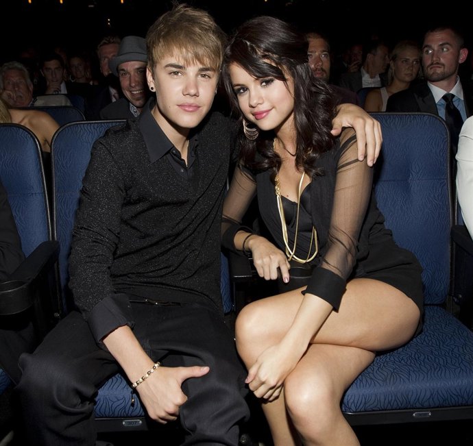 Justin Bieber Posando Con Selena Gomez