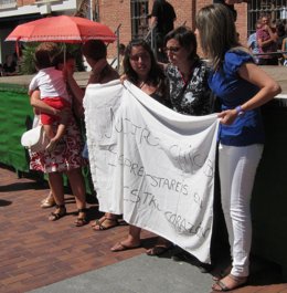 Concentración De Silencio Por El Triple Asesinato En Un Centro De Acogida