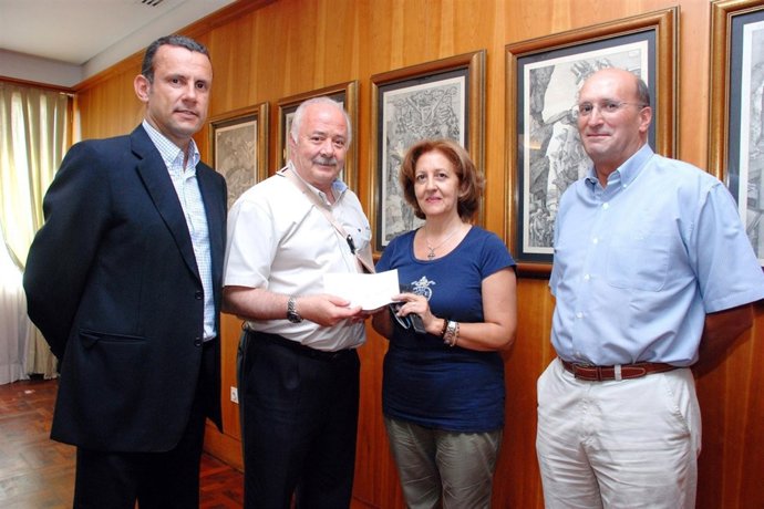 Entrega De La Ayuda Al Banco De Alimentos De Tenerife