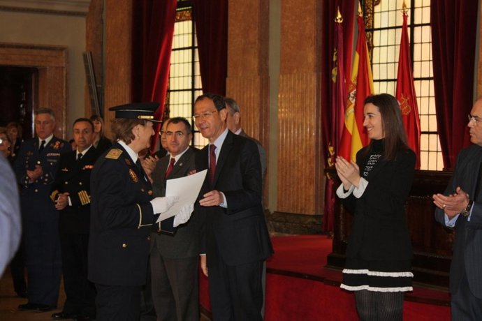 Policía Local Junto Al Alcalde