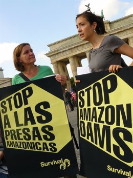 Protestas En Berlín Contra La Construcción De Una Megapresa En Brasil