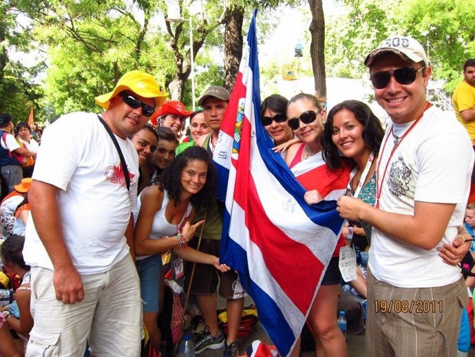Un Grupo De Peregrinos De Costa Rica Esperan Al Papa