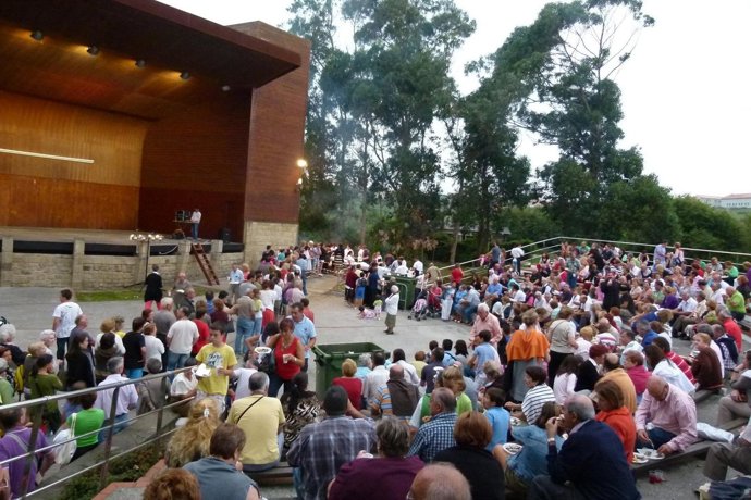 Los Asistentes A La Sardinada