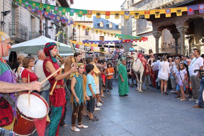 El Mercado Viste De Medievales Las Calles De Jaca 