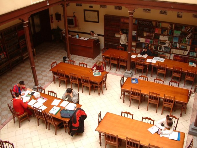 Biblioteca en imagen de archivo