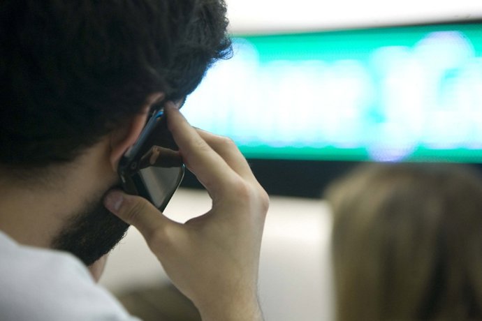 Usuario Hablando Por Teléfono Móvil