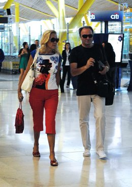 Rosa Benito Y Amador Mohedano En El Aeropuerto De Barajas, Rumbo A Miami 