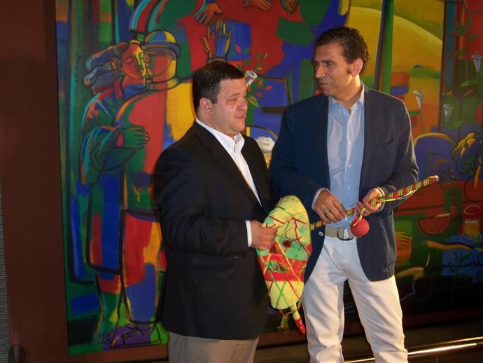 Julio Gracia Y Enrique Torguet Posan Con Los Accesorios Del Cipotegato