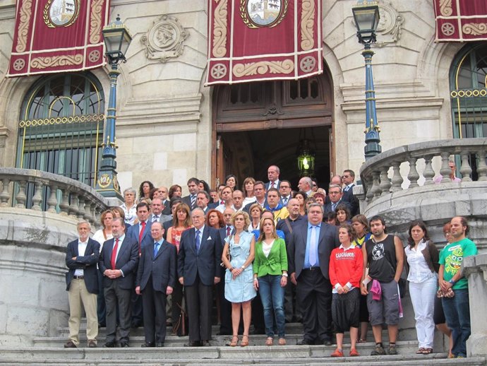 Concentración En El Ayuntamiento De Bilbao Por El Asesinato De Deisy Mendoza