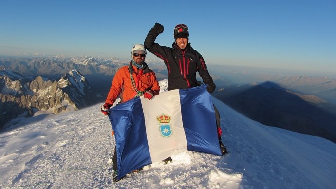 Dos Integrantes De La Expedición, En La Cumbre Del Mont Blanc