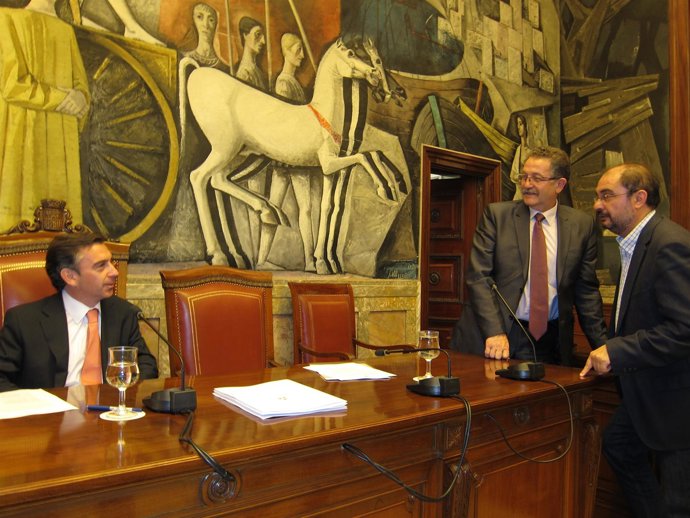 Beamonte, Arboniés Y Lambán Charlan Tras La Celebración Del Pleno En La DPZ