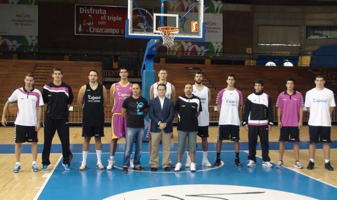 Plaza Y Los Jugadores Posan Con Las Nuevas Equipaciones