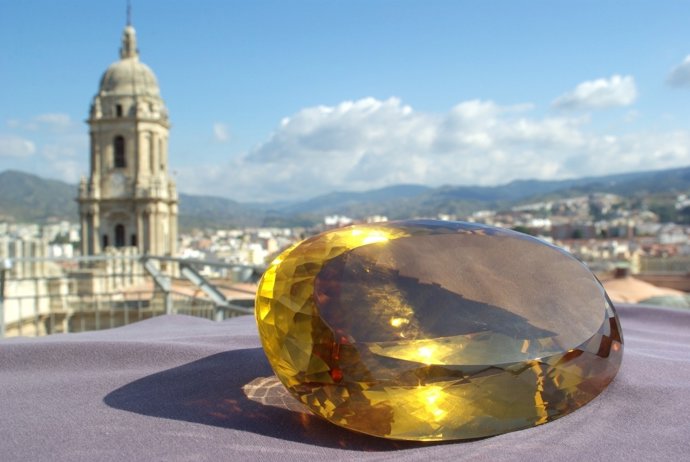 Citrino Que Iba A Ser Expuesto En El Museo De Las Gemas