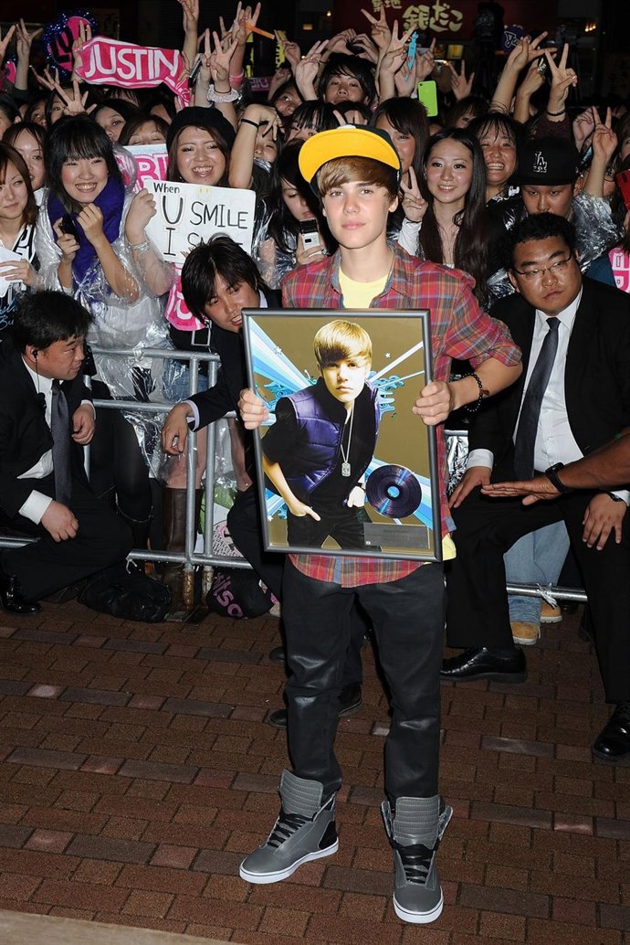 Justin Bieber Rodeado De Fans 