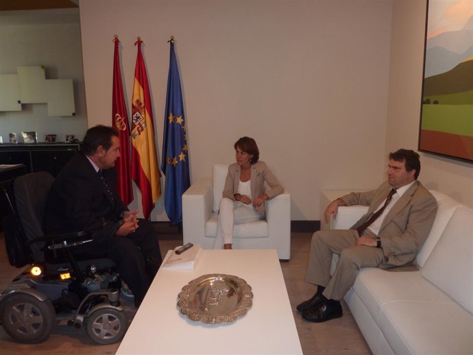 Representantes Del CORMIN Junto A Yolanda Barcina.