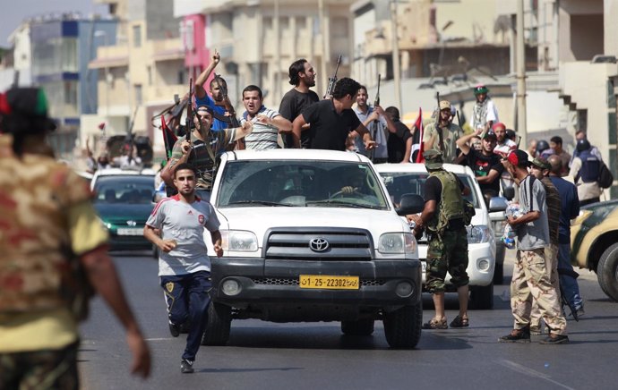 Los Rebeldes Libios Circulan Triunfantes Por Calles De Trípoli