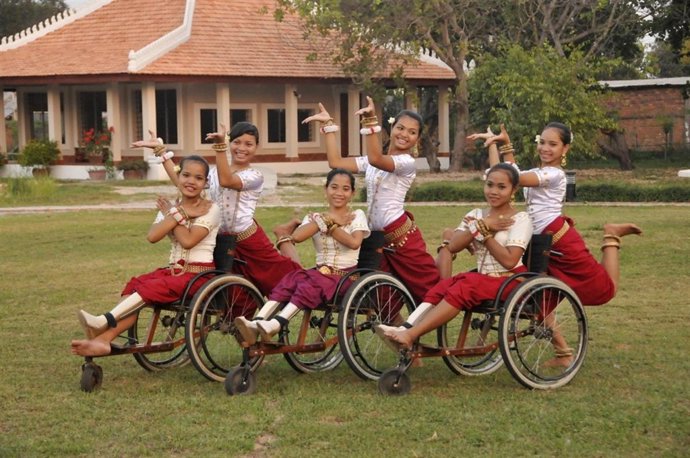 Chicos Interpretando Bailes Camboyanos