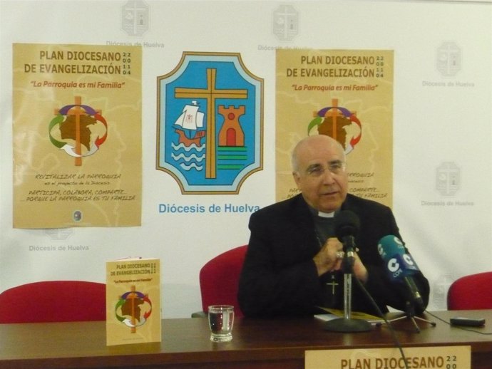 El obispo de Huelva, José Vilaplana, durante una rueda de prensa