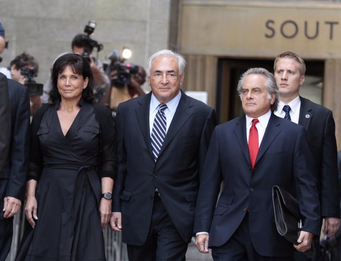 Struss-Kahn, Su Mujer Y Su Abogado A Las Puertas Del Tribunal De Nueva York