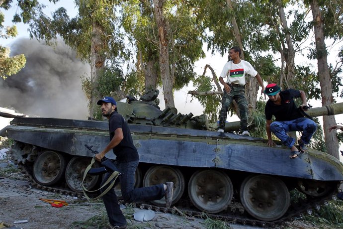 Los Rebeldes Libios Combaten Dentro Del Complejo Residencial De Gadafi