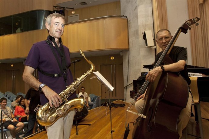 Los Músicos Chuck Israels Y Kevin Robb