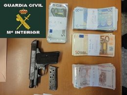 Dinero Y Pistola Intervenidos Por La Guardia Civil