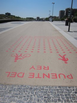 Señalización Del Carril Bus Y Para Peatones En El Puente Del Rey De Madrid Río