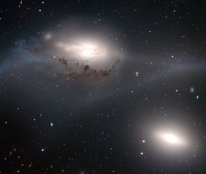 Imágenes De La Pareja De Galaxias Conocida Como 'Los Ojos',