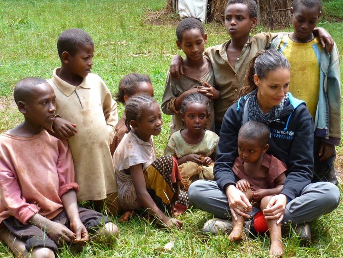 La Modelo Y Presentadora Eva González En Etiopía