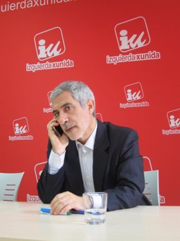 Gaspar Llamzares Habla Por Teléfono Tras La Rueda De Prensa.