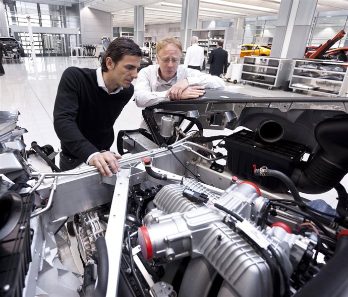 Pedro De La Rosa Con Un Ingeniero