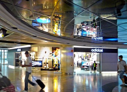 Las tiendas de Adidas y Sweet abren en el aeropuerto de -Barajas