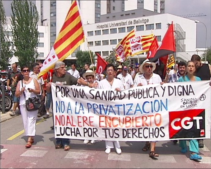 Cien Personas Se Manifiestan En Barcelona En Contra De Los Recortes 