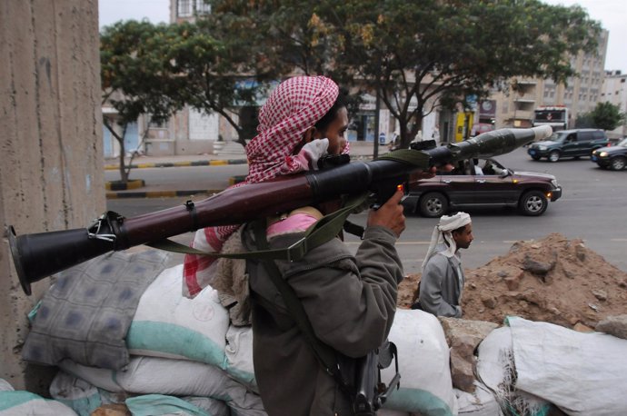 Miliciano Yemení Antigubernamental En Algún Lugar Del Sur De Yemen