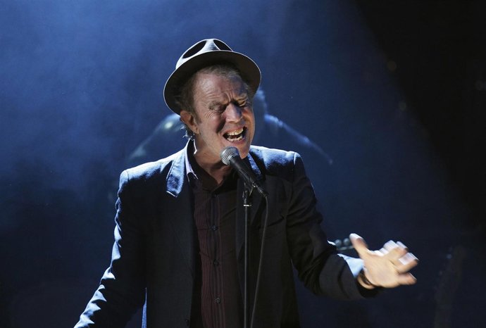 El Cantautor Estadounidense Tom Waits En Un Concierto
