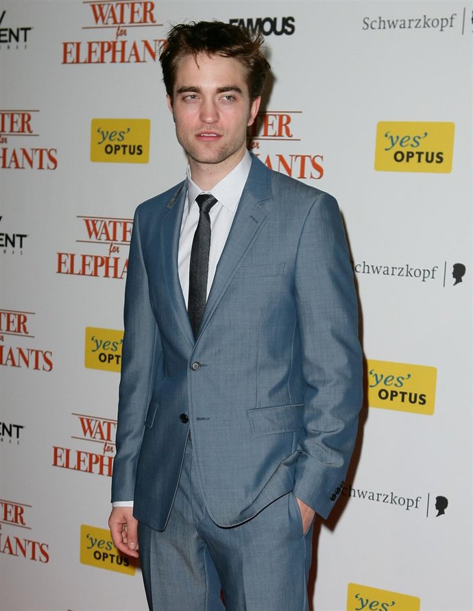 Robert Pattinson Posando En Un Photocall