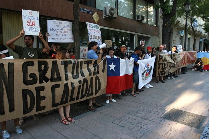 Manifestantes Frente A La Embajada De Chile En Madrid.