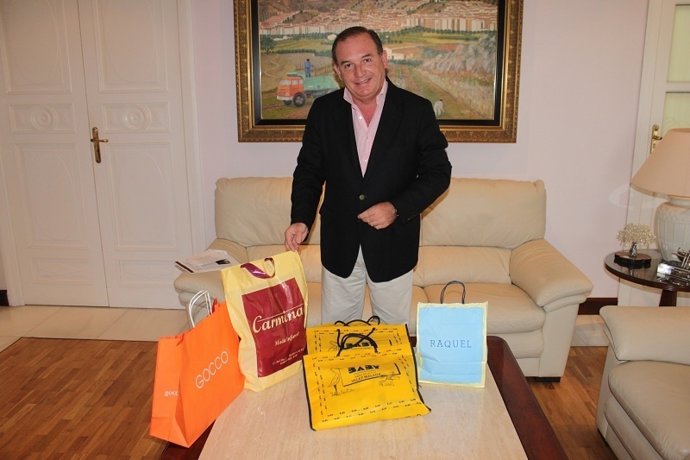 El Alcalde De Vélez, Francisco Delgado Bonilla, Con Ropa Para La Niña Abandonada