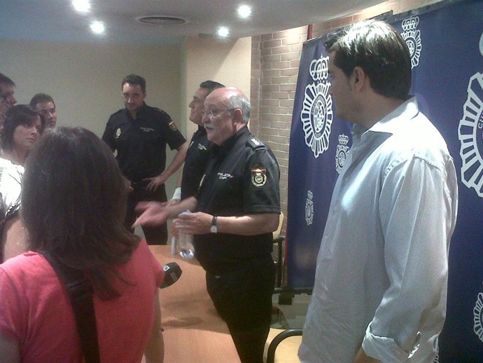 El Comisario Jefe De La Policía De Getafe, En El Centro, Explicando La Operación